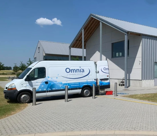 Ramenwasser Lommel - gecertificeerd team van Omnia Cleaning met bedrijfswagen